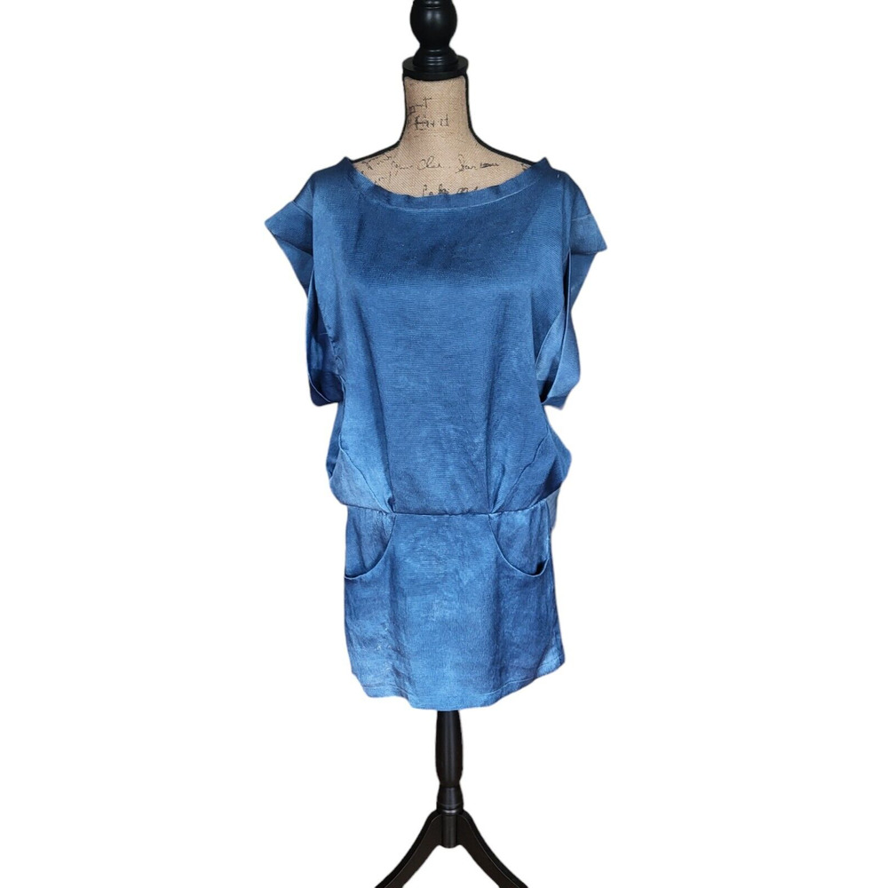 Sinefine shiny long blue top with pockets and short sleeves, size large